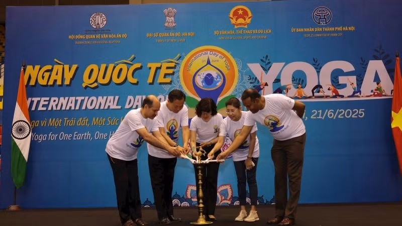 Ban Tổ chức thực hiện nghi lễ khởi động Ngày Quốc tế Yoga 2025. (Ảnh: BTC)