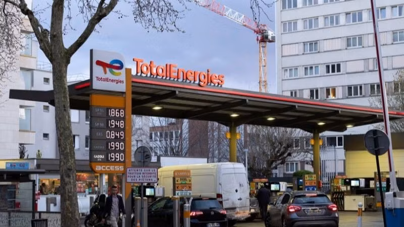 Bơm xăng cho các phương tiện tại một trạm xăng ở Paris, Pháp. (Ảnh: THX/TTXVN)