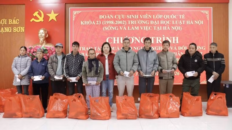 Trao tặng các suất quà tới các hộ nghèo, cận nghèo, gia đình chính sách và người có hoàn cảnh khó khăn tại xã Lợi Bác, tỉnh Lạng Sơn. (Ảnh: HÀ TRANG)