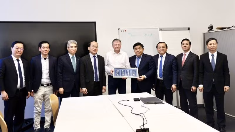 Phó Thủ tướng Chính phủ Nguyễn Chí Dũng và Đoàn công tác đã thăm và làm việc tại Technische Universität Berlin (TU Berlin), ký kết biên bản ghi nhớ hợp tác giữa NIC và TU Berlin. (Ảnh: NIC)