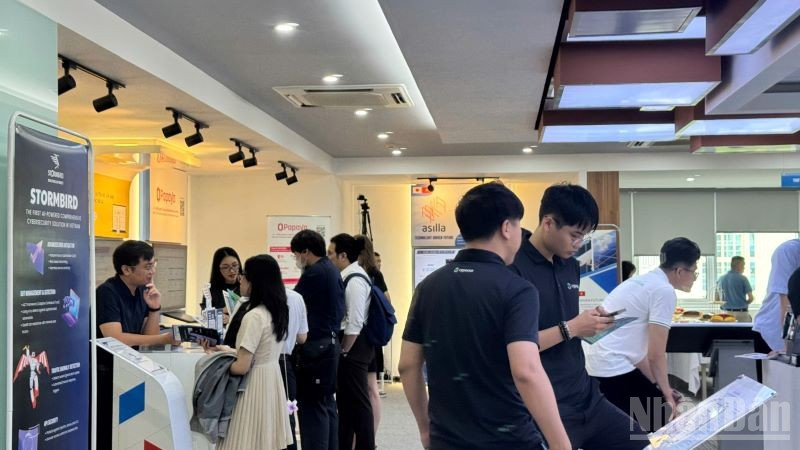 Khu vực triển lãm trong khuôn khổ sự kiện thu hút sự quan tâm của đông đảo các bạn trẻ. (Ảnh: HNV) ndo_br_bcai4.jpg