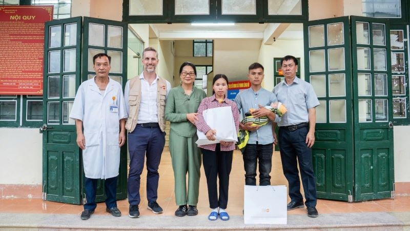Đoàn thăm và tặng quà hộ dân bị ảnh hưởng và kiên cường khắc phục hậu quả sau bão Yagi. (Ảnh: PV) unfta.jpg