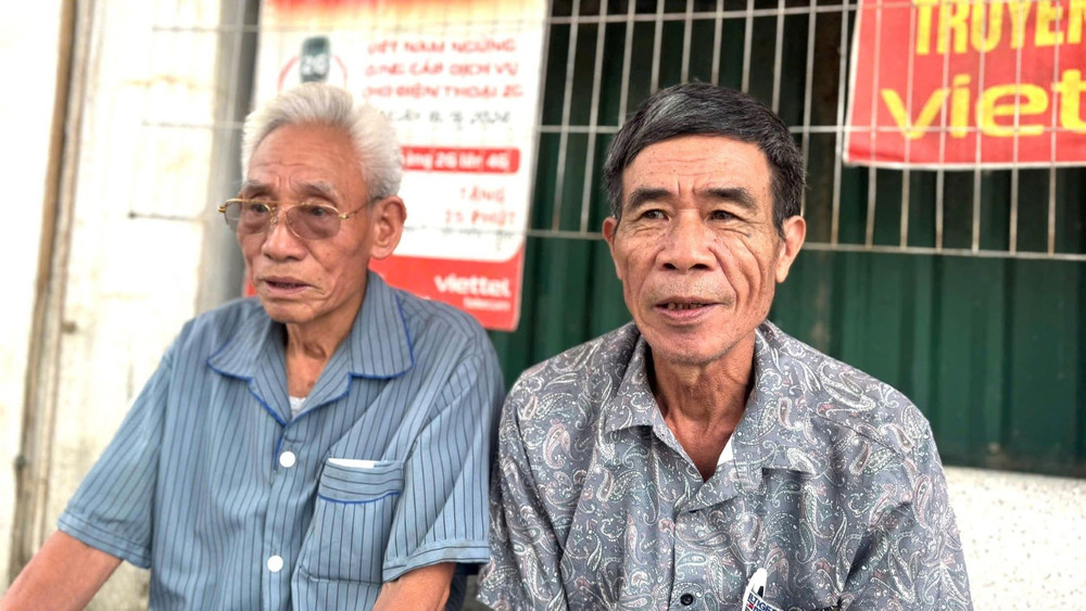 Ông Nguyễn Ngọc Tân và ông Dương Văn Đồng, thôn 4, xã Thọ Phú, tỉnh Thanh Hoá cho rằng quá trình tiếp cận Tổng điều tra lần này đa dạng, dễ dàng hơn. (Ảnh: HNV) tdt8.jpg