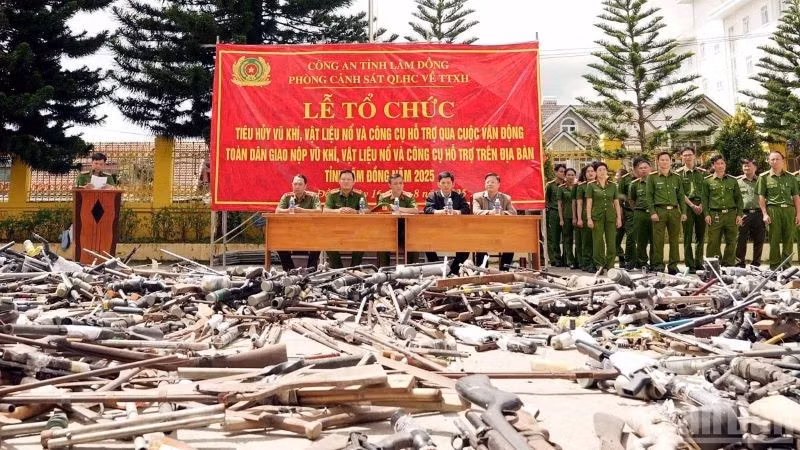 Quang cảnh lễ tổ chức tiêu hủy vũ khí, vật liệu nổ và công cụ hỗ trợ qua cuộc vận động toàn dân giao nộp.