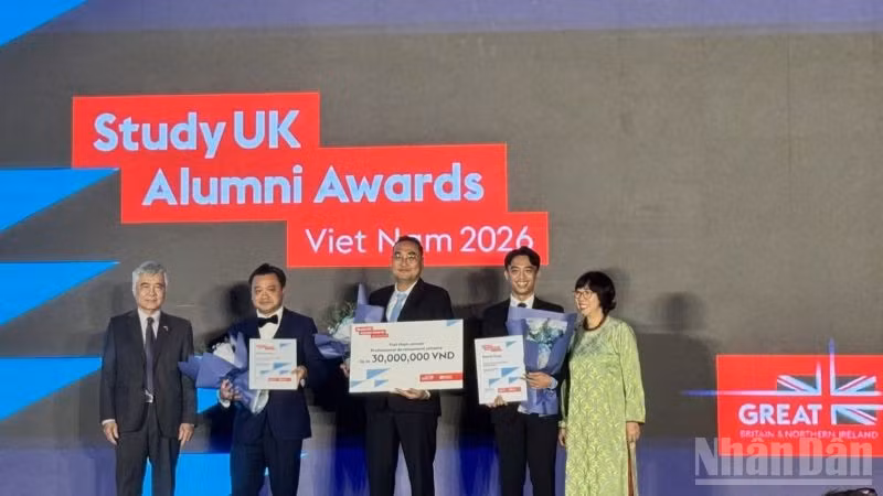 Vinh danh quán quân hạng mục khoa học và bền vững. (Ảnh: HNV)