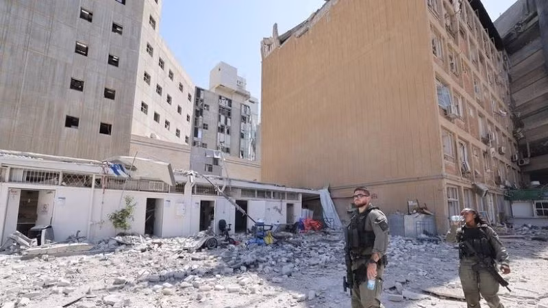 Toà nhà tại bệnh viện Soroka ở Beersheba (Israel) bị hư hại do trúng tên lửa của Iran, ngày 19/6/2025. (Ảnh: THX/TTXVN)