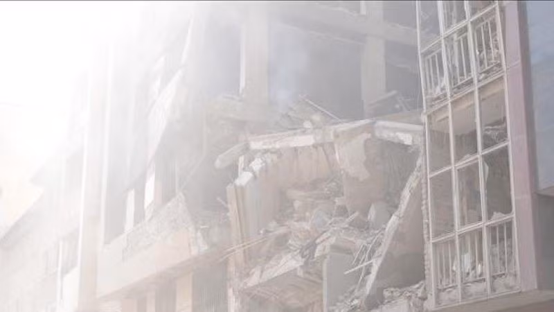 Tòa nhà bị phá hủy sau cuộc không kích của Israel tại Tehran, Iran. (Ảnh: THX/TTXVN)