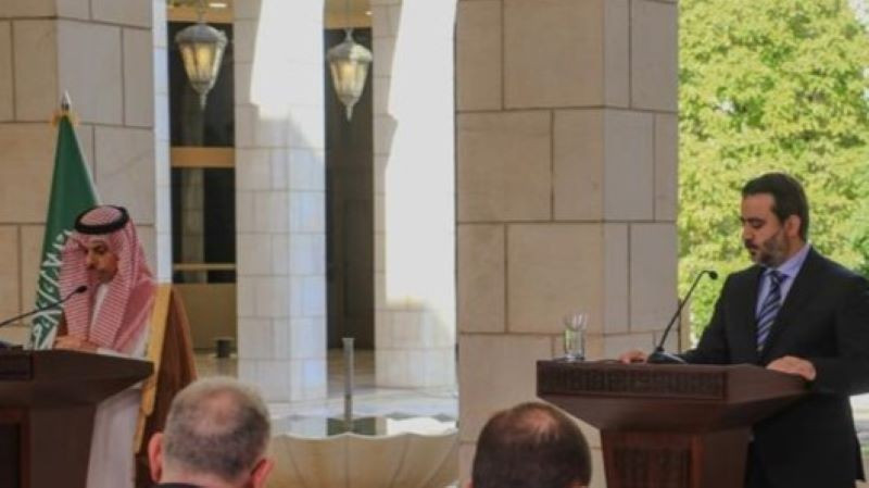 Ngoại trưởng Syria Asaad Hassan al-Shaibani (phải) và Ngoại trưởng Saudi Arabia Faisal bin Farhan tại cuộc họp báo chung ở Damascus, Syria, ngày 31/5/2025. (Ảnh: AA/TTXVN) cam-ket.jpg