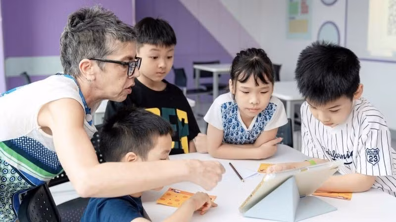 Trung tâm Giảng dạy của Hội đồng Anh sẽ trao tặng 10 suất học bổng của chương trình British Council Study Award 2025, với tổng giá trị lên tới 250 triệu đồng cho các em học sinh từ bậc tiểu học đến trung học phổ thông, đang cư trú tại Hà Nội hoặc Thành phố Hồ Chí Minh. (Ảnh: HỘI ĐỒNG ANH TẠI VIỆT NAM)