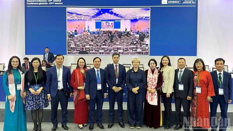 Đại sứ Nguyễn Thị Vân Anh, Trưởng Phái đoàn thường trực Việt Nam bên cạnh UNESCO và Đoàn đại biểu tỉnh Hưng Yên chụp ảnh lưu niệm.