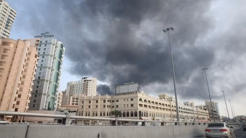 Khói bốc lên sau vụ tấn công tại Manama, Bahrain. (Ảnh: AA/TTXVN)