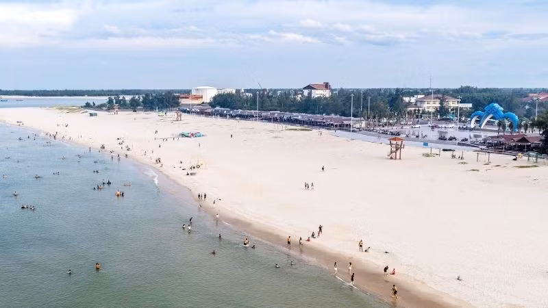 Biển Cửa Việt. (Ảnh: Báo Nhân Dân)