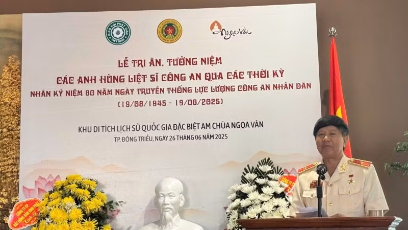 Thiếu tướng Vũ Hùng Vương, Anh hùng lực lượng vũ trang nhân dân, nguyên Phó Tổng Cục trưởng Tổng cục Cảnh sát nhân dân, nguyên Cục trưởng Cục cảnh sát phòng chống tội phạm về ma túy, Phó Chủ tịch thường trực Hội Cựu công an nhân dân Việt Nam tại lễ tri ân. (Ảnh: HNV)