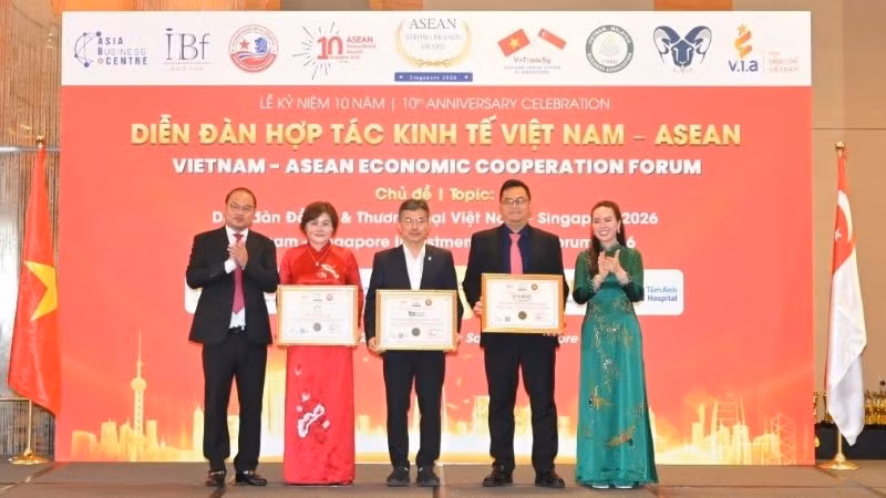 Tri ân các doanh nghiệp, nhà tài trợ tại lễ kỷ niệm 10 năm Diễn đàn hợp tác kinh tế Việt Nam-ASEAN 2026. (Ảnh: BTC)