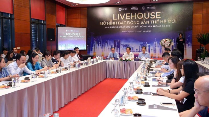 Đông đảo đại biểu là các chuyên gia, các nhà quản lý tham dự tọa đàm. (Ảnh: HNV) livehouse2.jpg