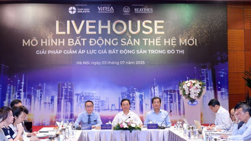 Các đồng chí chủ trì tọa đàm. (Ảnh: HNV) livehouse1.jpg