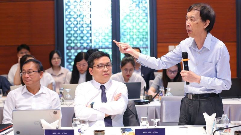Tiến sĩ Võ Trí Thành, Viện trưởng Viện Nghiên cứu chiến lược thương hiệu và cạnh tranh, thành viên Hội đồng tư vấn chính sách tài chính-tiền tệ quốc gia chia sẻ. (Ảnh: HNV) livehouse4-tsthanh.jpg