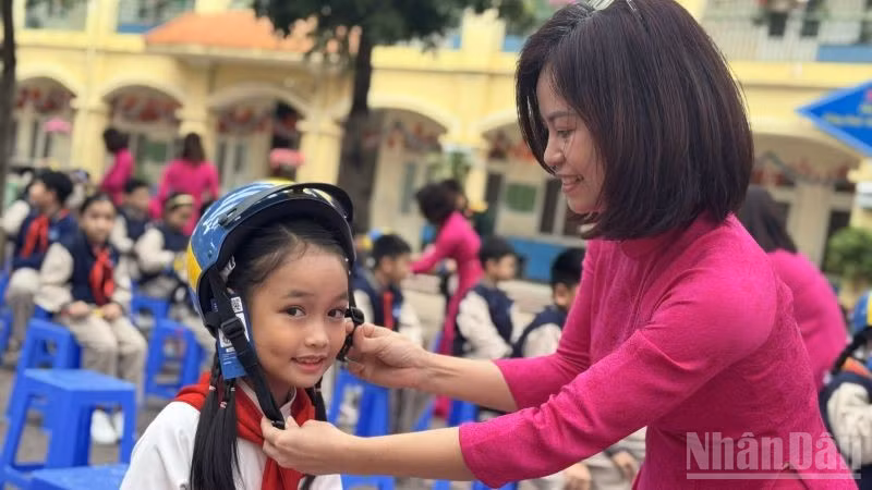 Truyền thông điệp "Mũ bảo hiểm an toàn, Trẻ em an toàn". (Ảnh: HNV)