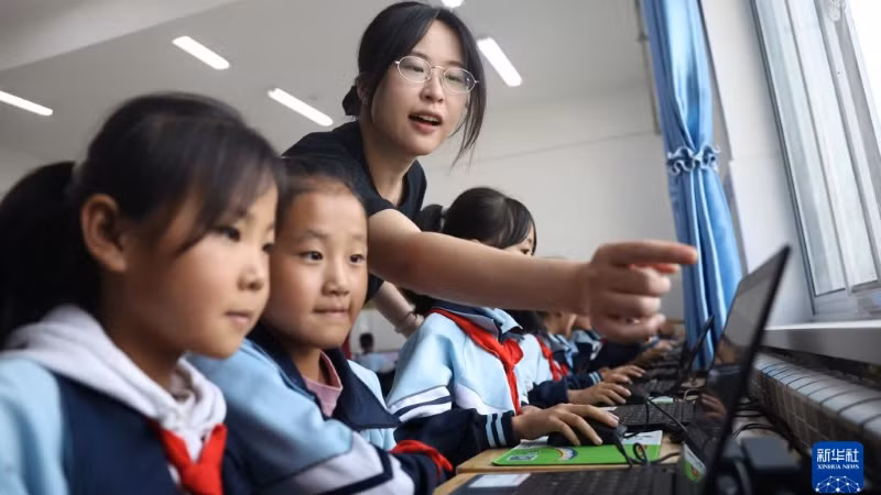 Tiết học môn tin học ở Trường tiểu học Diêm Xuyên, huyện Chương, thành phố Định Tây, tỉnh Cam Túc, Trung Quốc. (Ảnh: TÂN HOA XÃ)