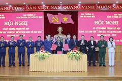 Ký kết chương trình “Cảnh sát biển đồng hành với ngư dân”.