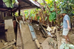 Mưa lũ đã làm nhiều ngôi nhà bị sập.