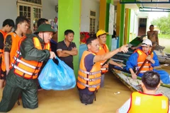 Lữ đoàn thông tin 575 trao những suất cơm đến cho bà con.