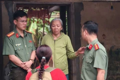 Ban Thanh niên Công an thành phố Đà Nẵng thăm hỏi người dân xã Hòa Thịnh.