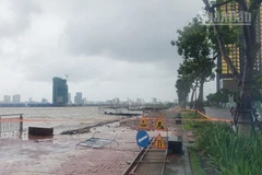 Lực lượng chức năng giăng dây cảnh báo lại khu vực vỉa hè đường Như Nguyệt.