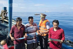 Tuyên truyền các quy định chống khai thác IUU cho ngư dân.