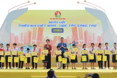 Trao học bổng cho thiếu nhi vươn lên học tốt.