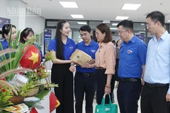 Tham quan các gian hàng, sản phẩm của đơn vị đoàn.