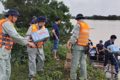 Vận chuyển nhu yếu phẩm vào khu vực ngập lũ.