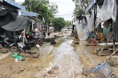 Chợ Ngã tư Ái Nghĩa (xã Đại Lộc) còn bùn đất.