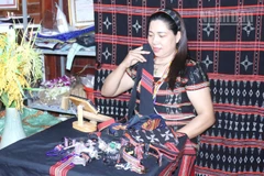 Chị Lê Thị Lai giới thiệu, quảng bá thổ cẩm Cơ tu trên mạng xã hội. 