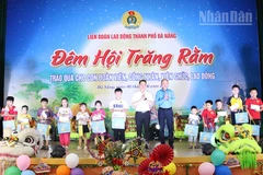 Trao tặng quà cho các em nhỏ.
