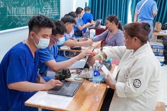 Khám bệnh, tư vấn cho người dân.