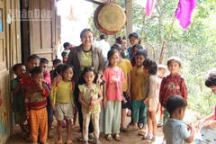 Cô giáo Hồng My cùng học trò tại điểm trường Răng Chuỗi.