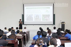 Đại biểu chia sẻ thông tin tại diễn đàn