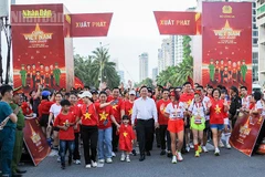 Người dân Đà Nẵng đi bộ “Cùng Việt Nam tiến bước”.
