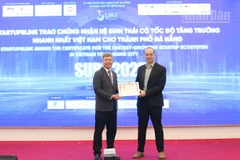 Trao chứng nhận "Hệ sinh thái tăng trưởng nhanh nhất Việt Nam" cho thành phố Đà Nẵng.