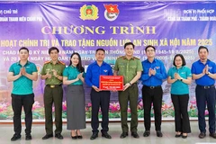 Trao tặng nguồn lực an sinh xã hội 700 triệu đồng.