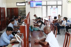 Trung tâm phục vụ hành chính công xã Bà Nà (Đà Nẵng) giải quyết thủ tục hành chính cho người dân.