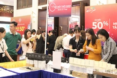 Khách hàng trải nghiệm sản phẩm với giá phù hợp.