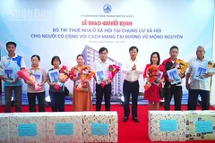 Trao quyết định bố trí thuê nhà ở xã hội cho các trường hợp được phê duyệt.