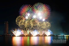 Màn trình diễn độc đáo của đội pháo tân binh Z121 Vina Pyrotech-Việt Nam.