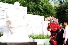 Tượng Bác Hồ trong khuôn viên Thư viện Đà Nẵng.