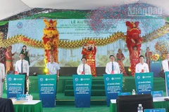 Đại biểu thực hiện nghi thức khởi công.