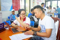 Sinh viên tình nguyện ngành công nghệ thông tin về hỗ trợ các xã, phường.