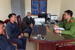 Ông Trần Văn N. (đeo khẩu trang) được Công an xã Thiệu Hóa giải thích thủ đoạn của các đối tượng lừa đảo. 