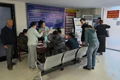 Người dân làm thủ tục tại Trung tâm phục vụ hành chính công phường Sầm Sơn.